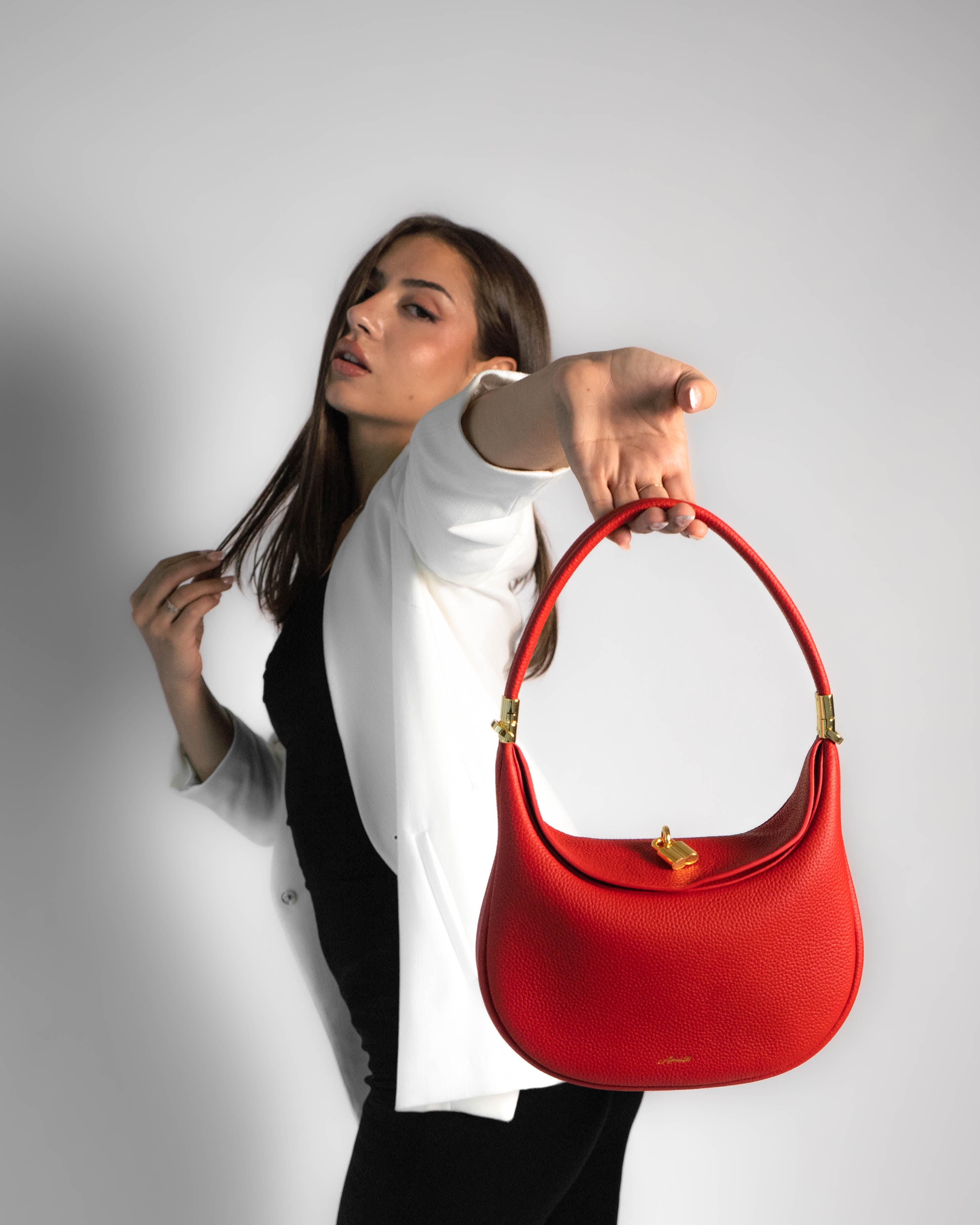 Modelo con bolso Rouge Désir de CenturioAmatti, estilo sofisticado