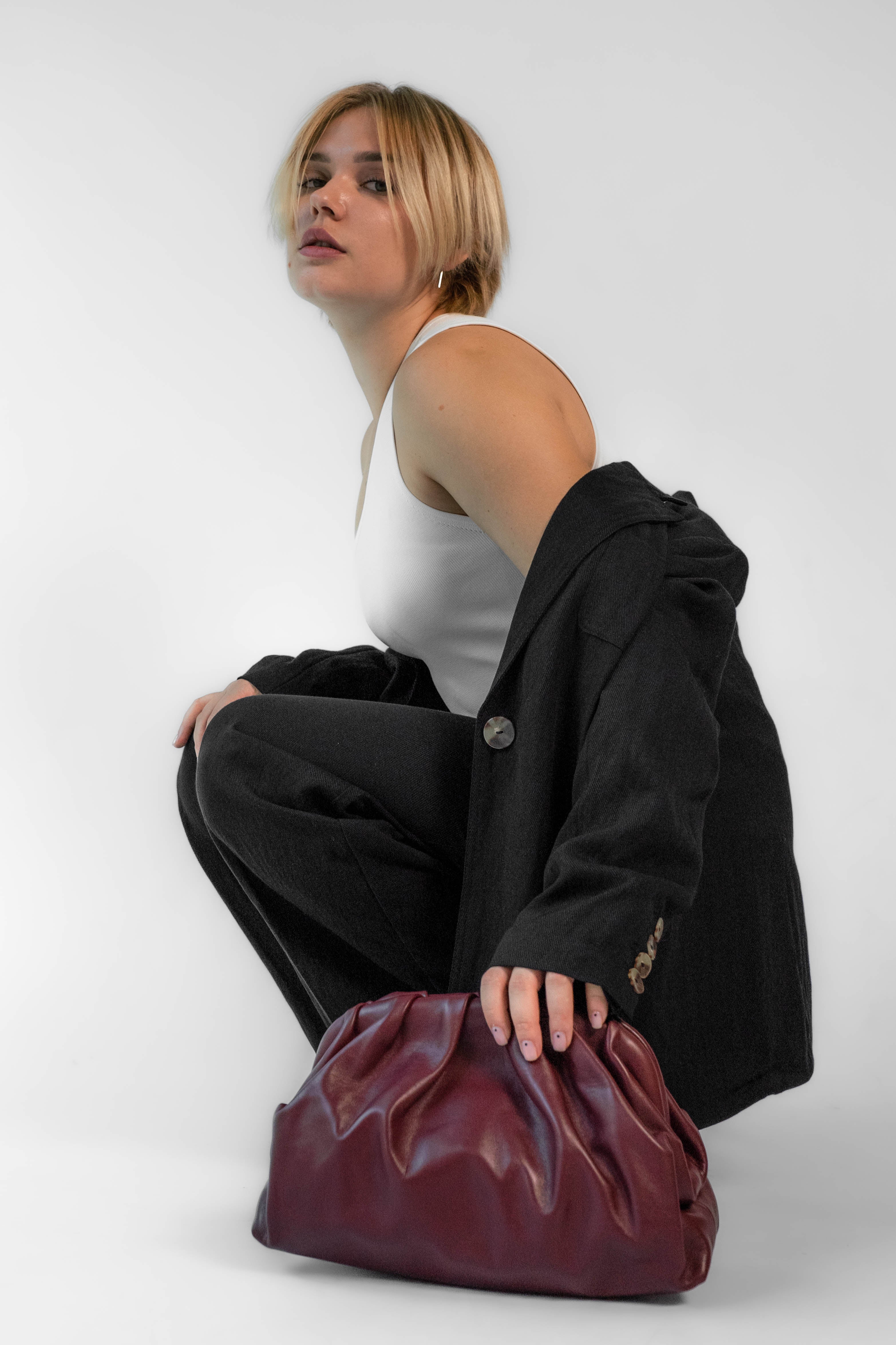 Clutch Bag Scarlet burdeos, bolso de mano minimalista para estilo sofisticado.