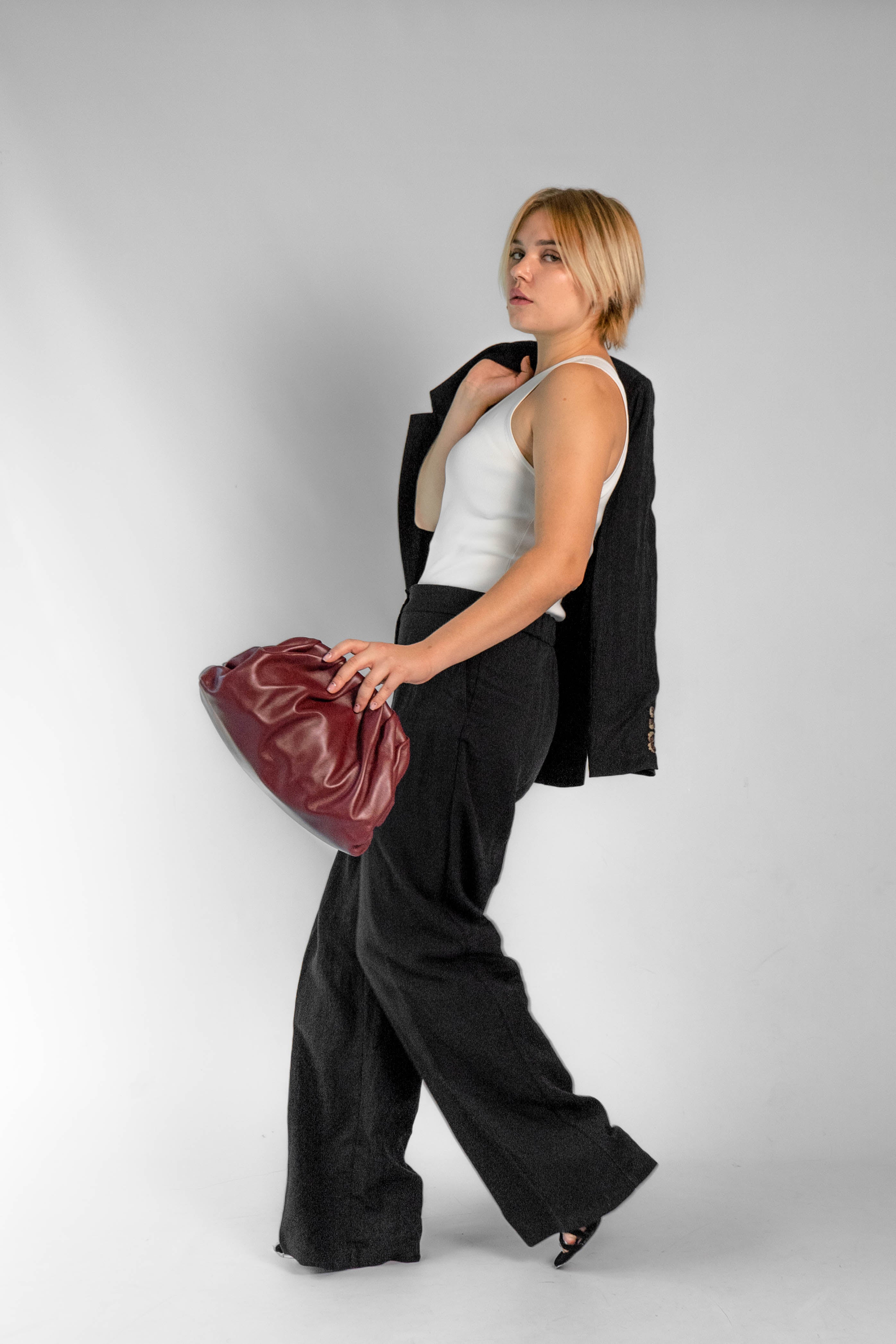 Clutch Bag Scarlet en color burdeos, accesorio versátil para looks de día y noche.